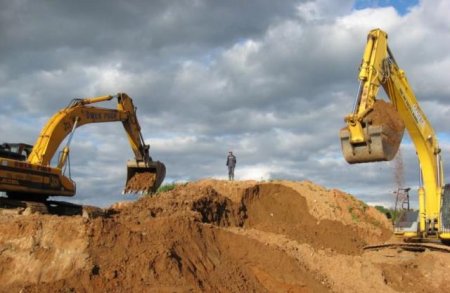 Компания поставщиков сырья для строительства дороги в Волгограде, начала работы по подготовке песчаного основания и ливневой канализации