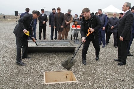 Кадыров заложил капсулу на месте строительства спорткомплекса в Шали
